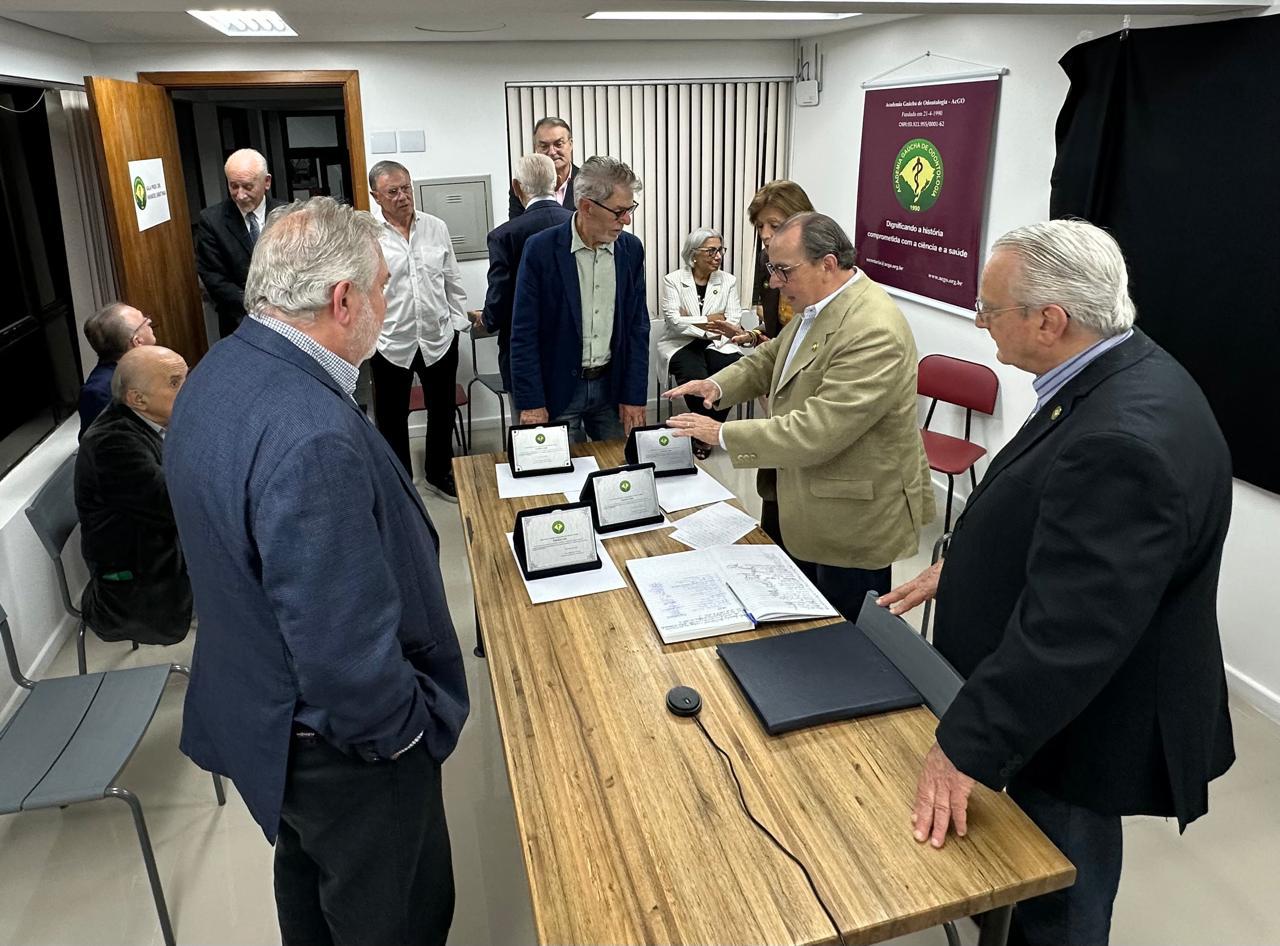 Placas de homenagem aos novos acadêmicos eméritos e jubilados.
