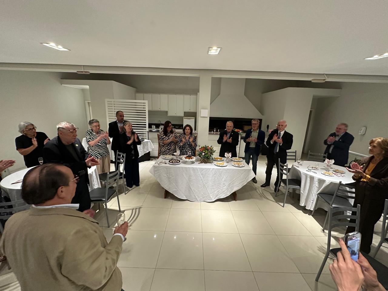 Parabéns a Academia por seus 35 anos. Muita alegria e camaradagem.